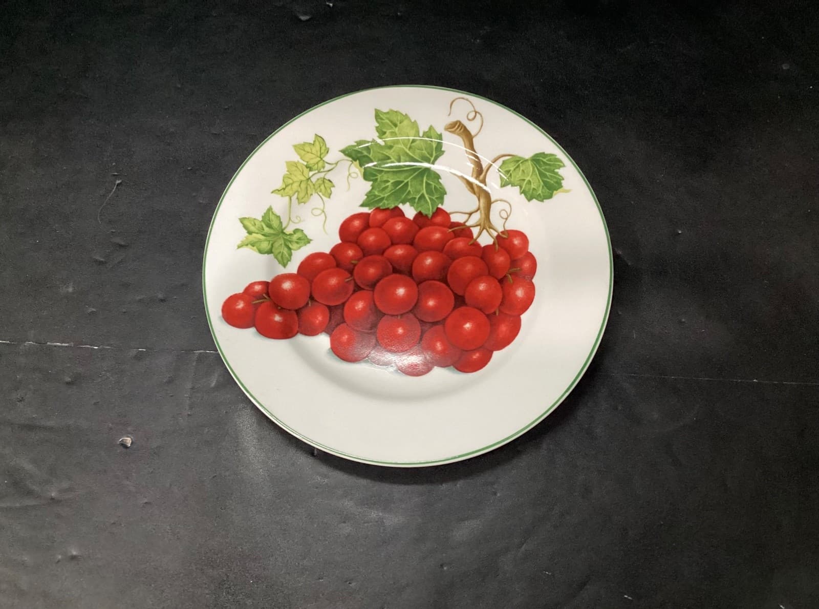 American Atelier At Home VINEYARD 8-1/4" Luncheon/Salad Plate Red Grapes #5039 - Thumbnail 2