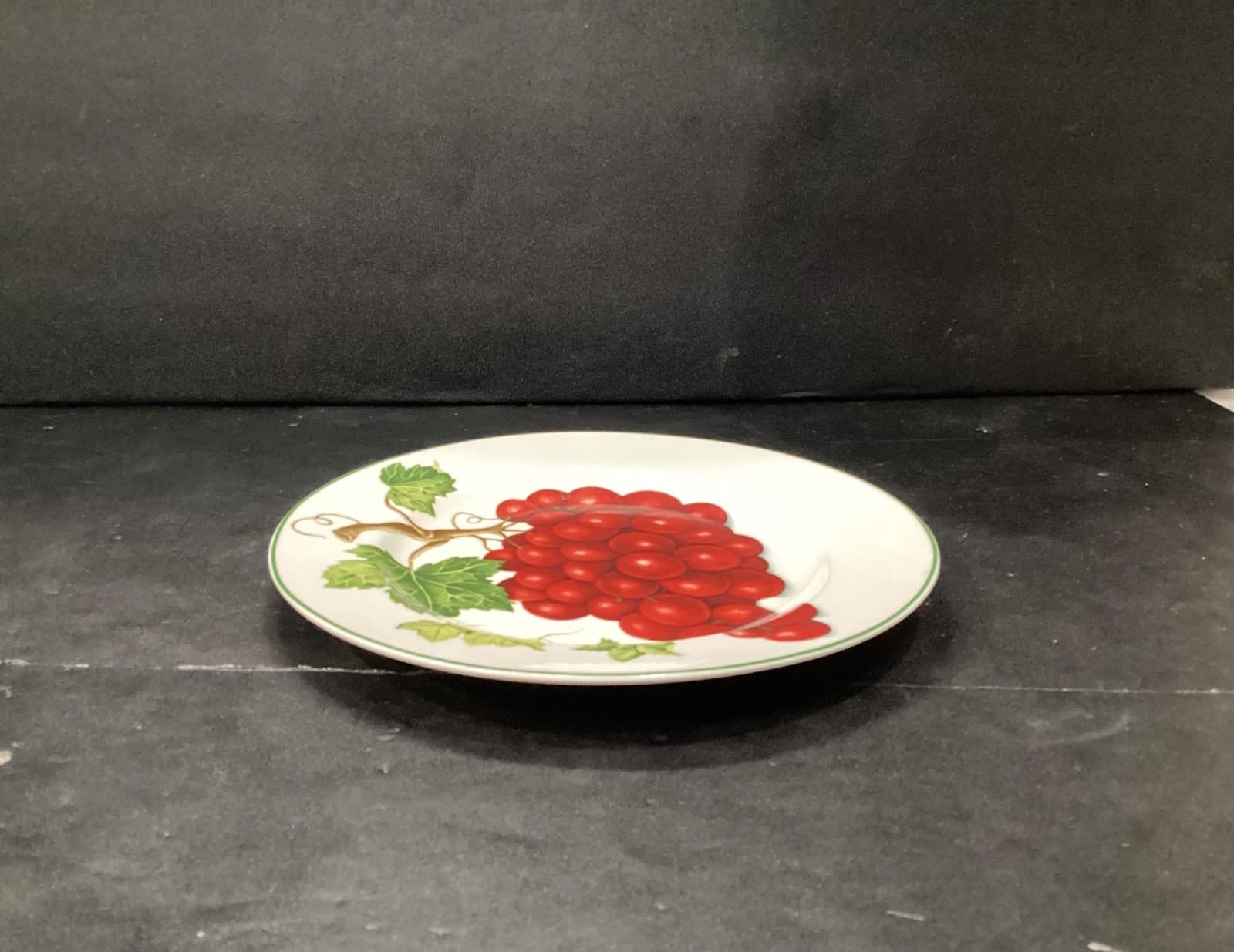 American Atelier At Home VINEYARD 8-1/4" Luncheon/Salad Plate Red Grapes #5039 - Thumbnail 7