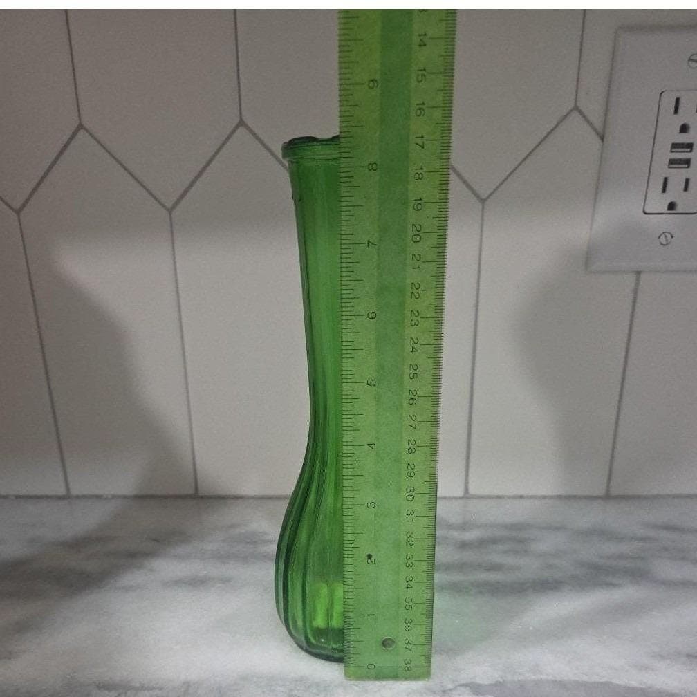 CLG Co. Emerald Green Glass Bud Vase, Vintage Ribbed Flower Holder, Centerpiece - Thumbnail 2