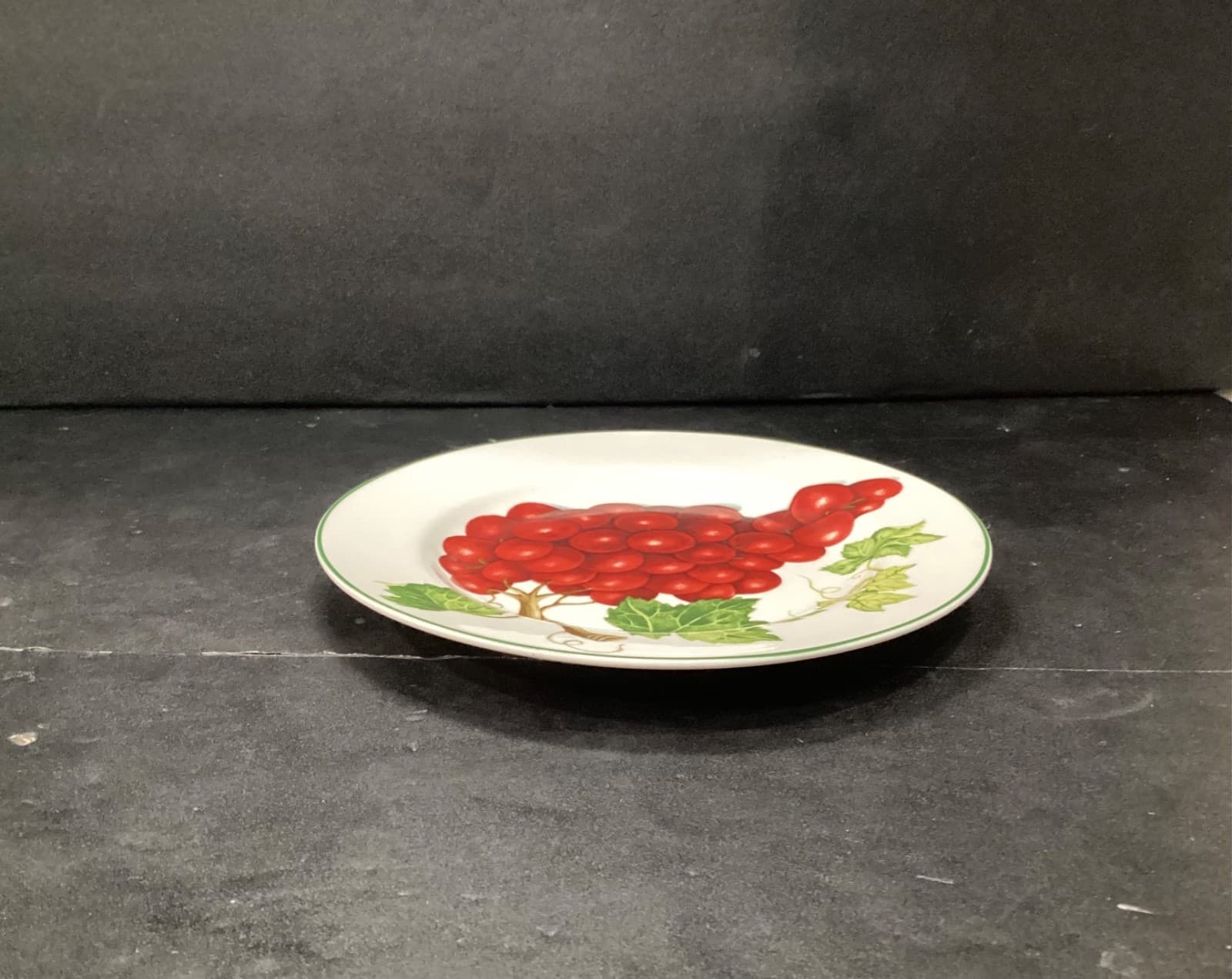American Atelier At Home VINEYARD 8-1/4" Luncheon/Salad Plate Red Grapes #5039 - Thumbnail 8