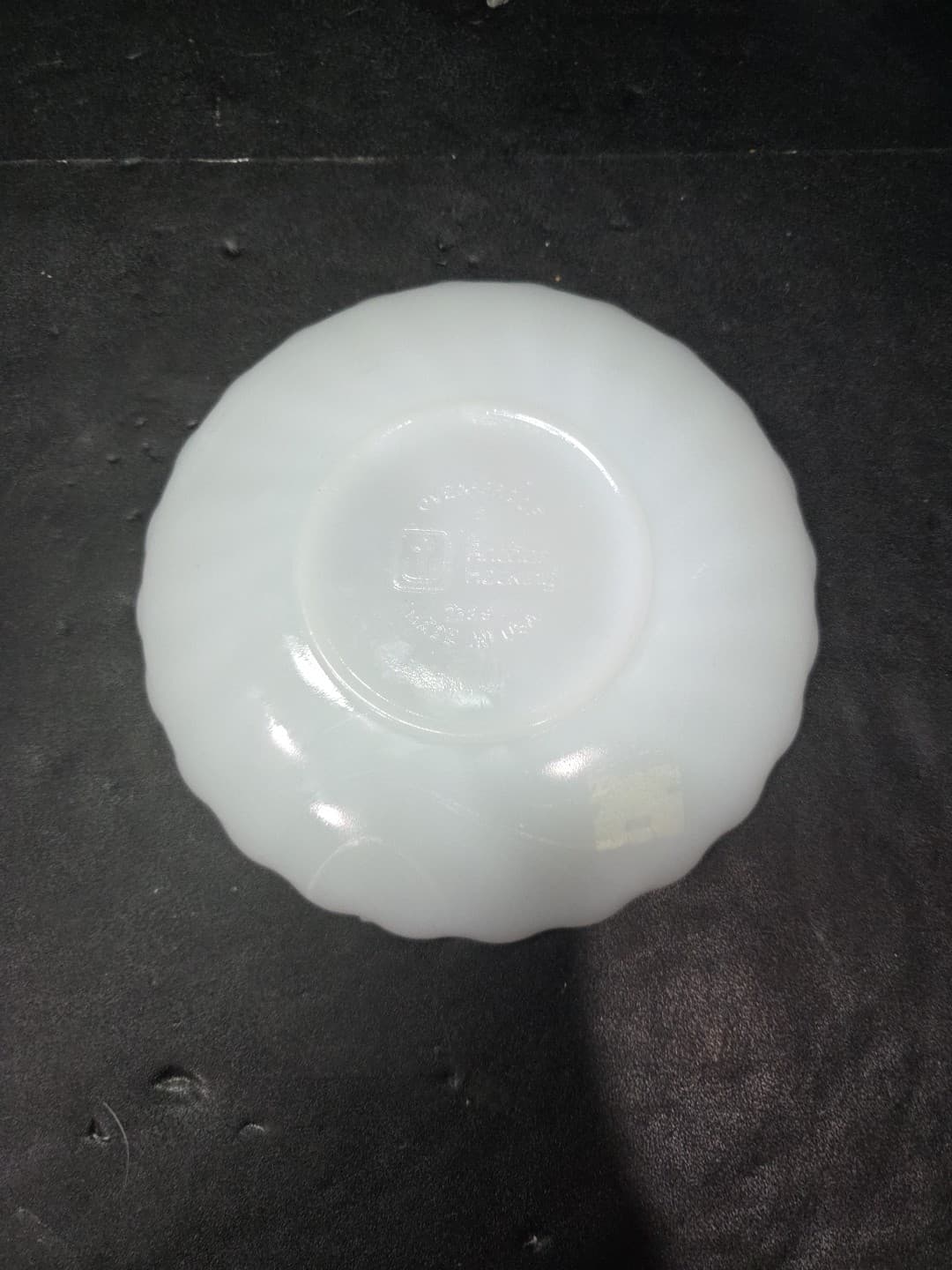 Anchor Hocking Swirl Milk Glass Saucer, White with Gold Shell Trim, Set of 2 - Thumbnail 3