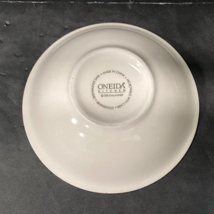 Oneida Kitchen Cereal Bowls, Set of 4, Vintage Holiday Love Peace Joy Design - Thumbnail 4