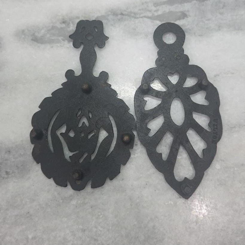 Wilton Black Cast Iron Trivets, Set of 2, Vintage Rustic Kitchen Accessory - Thumbnail 3