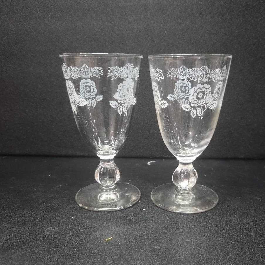Libbey White Rose Cordials, Set of 2, Etched Crown Sherry Glasses, Vtg Stemware - Thumbnail 2