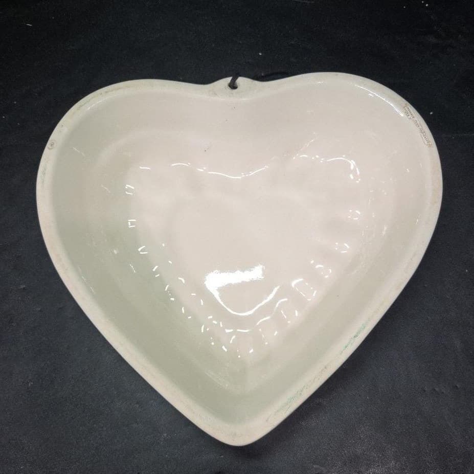 Hartstone Ceramic Heart Shaped Wall Art, Vintage Speckled Puff Sponge Design - Thumbnail 3