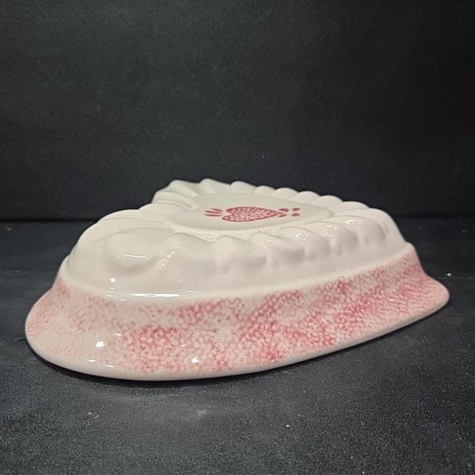 Hartstone Ceramic Heart Shaped Wall Art, Vintage Speckled Puff Sponge Design - Thumbnail 9
