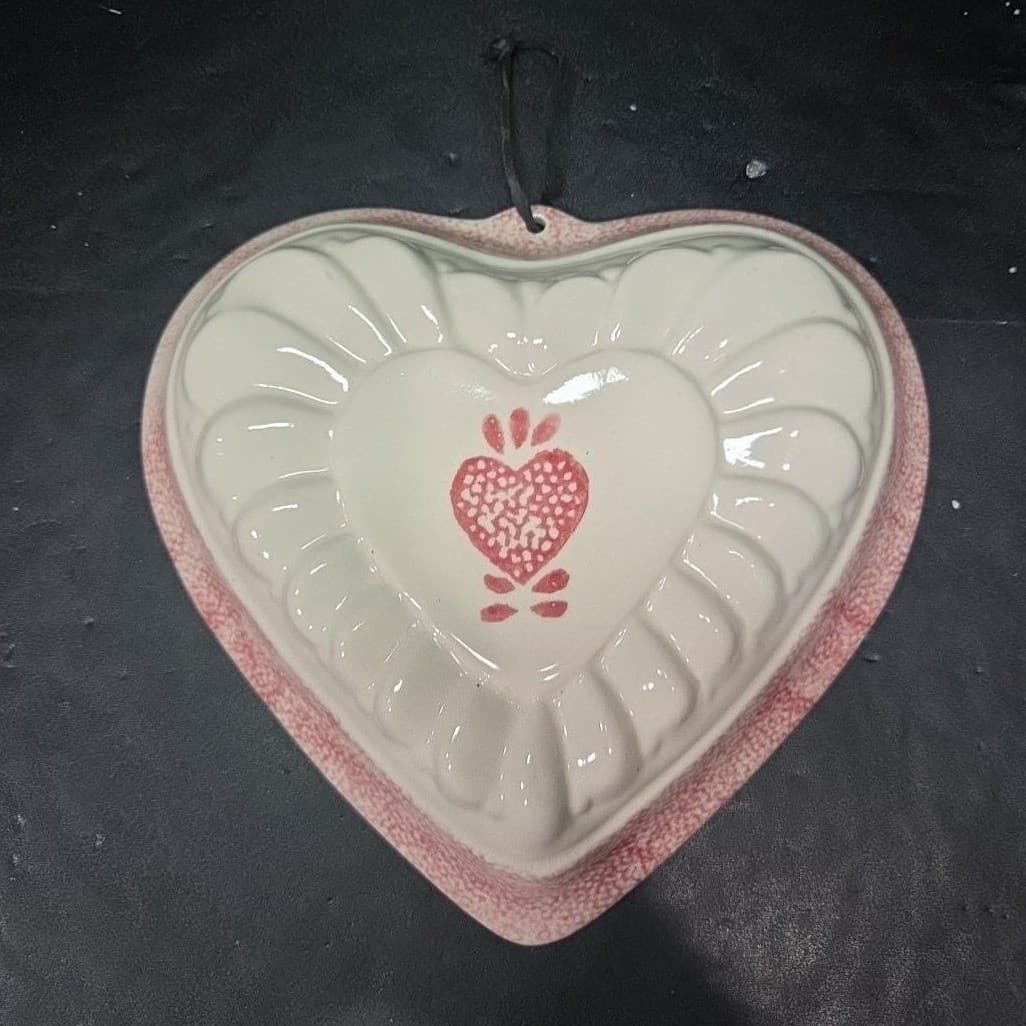 Hartstone Ceramic Heart Shaped Wall Art, Vintage Speckled Puff Sponge Design - Thumbnail 2