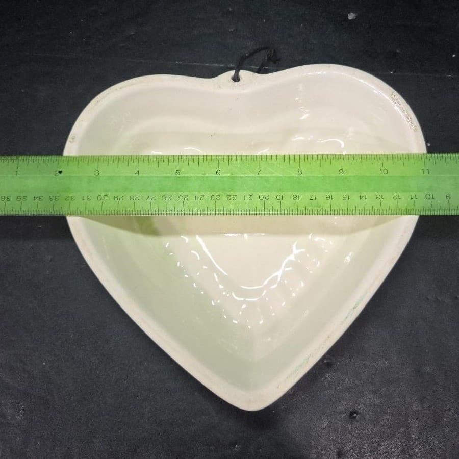 Hartstone Ceramic Heart Shaped Wall Art, Vintage Speckled Puff Sponge Design - Thumbnail 4