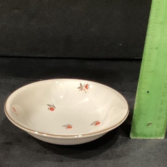 Cunningham & Pickett Cardinal Berry Bowls, Set of 4, Hand-Decorated Tableware - Thumbnail 3