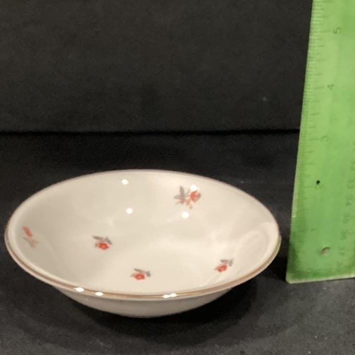 Cunningham & Pickett Cardinal Berry Bowls, Set of 2, Hand-Decorated Tableware - Thumbnail 3