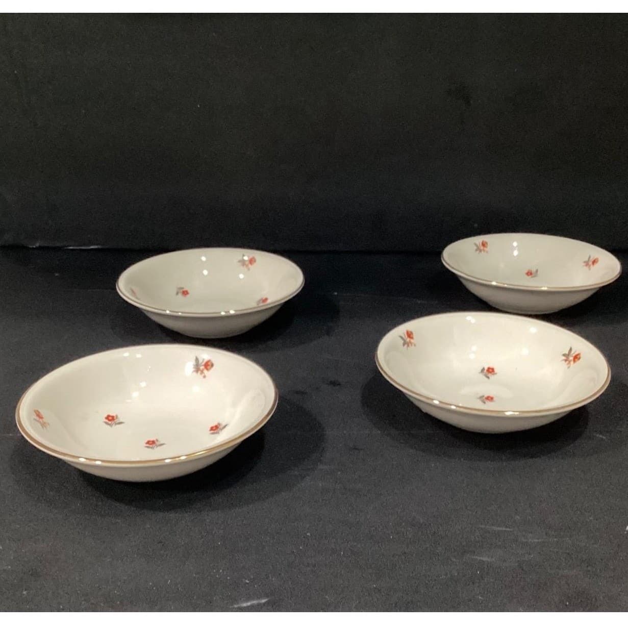 Cunningham & Pickett Cardinal Berry Bowls, Set of 4, Hand-Decorated Tableware - Thumbnail 7