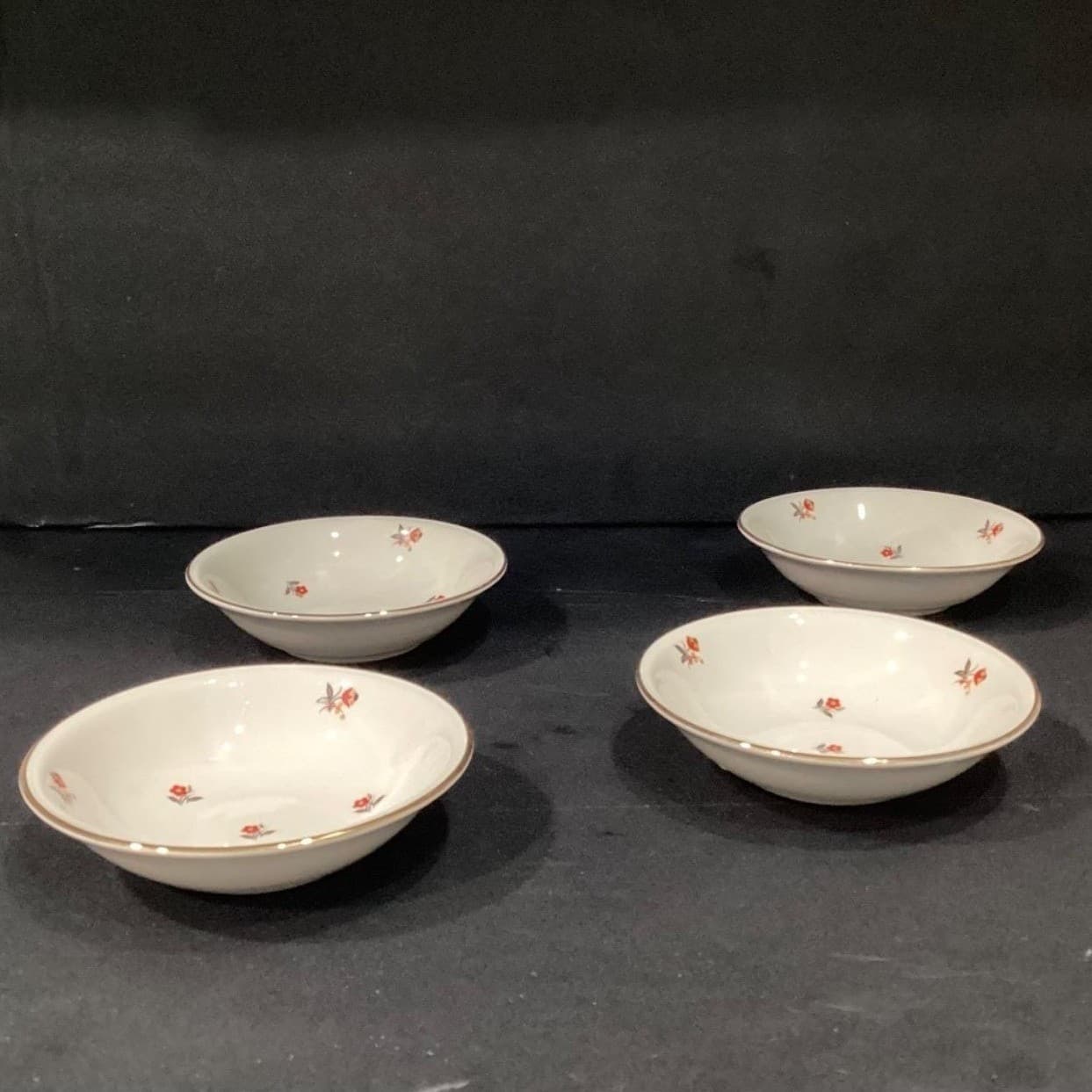 Cunningham & Pickett Cardinal Berry Bowls, Set of 4, Hand-Decorated Tableware - Thumbnail 8