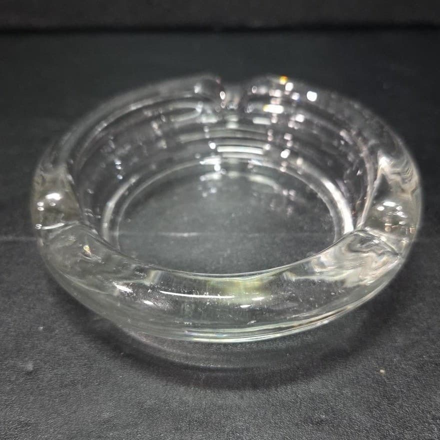 Classic Round Ashtray, 3 Notch Design, Thick Clear Glass, Smoking Accessory - Thumbnail 2