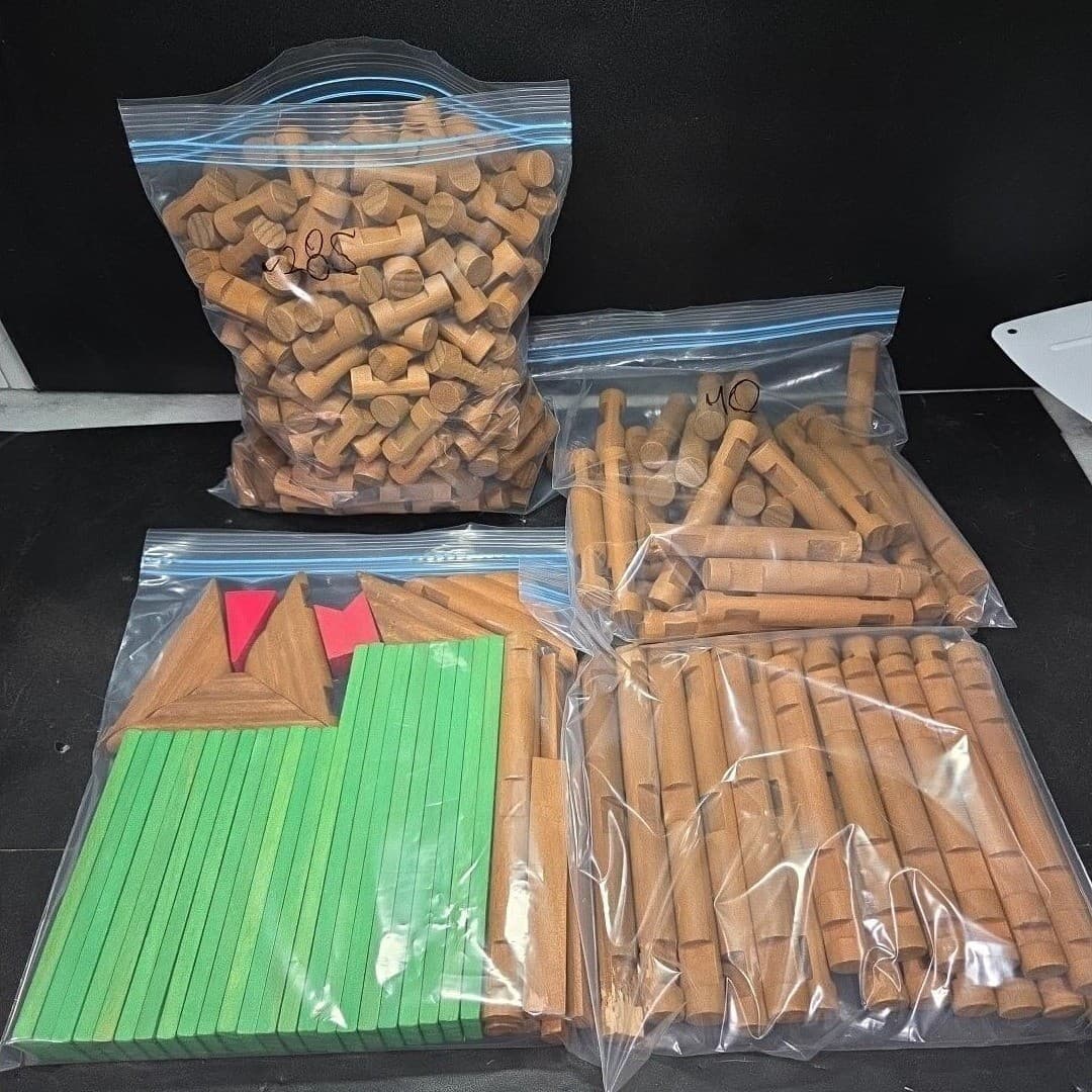 Tumble Tree Timbers Limited Edition Lincoln Logs & Wagon, Vtg Case, 300+ Pieces - Thumbnail 10