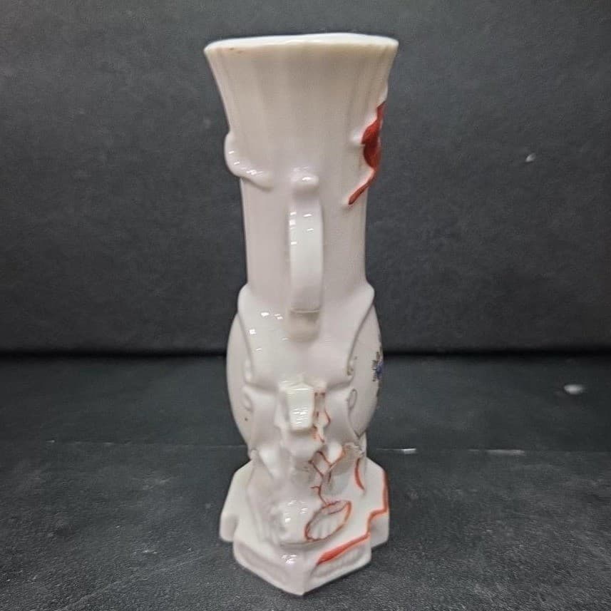 Bridgerton Style Japan Floral Vase, White and Red Flower Display, Mantel Decor - Thumbnail 5