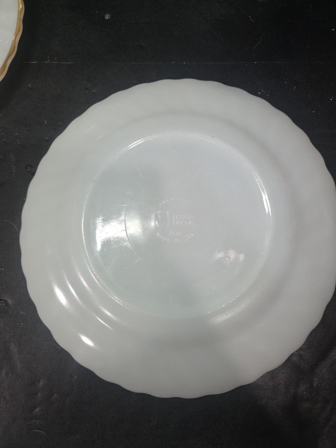 Anchor Hocking White Swirl Dinner Plates, Gold Rim Scalloped Plates, Set of 4 - Thumbnail 3