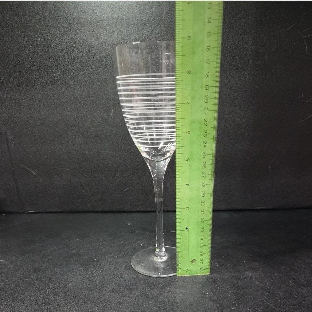 Sasaki "Rings" Hand-Blown Wine Glass, Vintage Textured Drinkware, Modern Design - Thumbnail 2