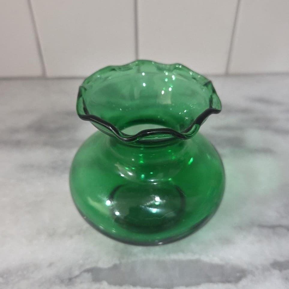 Anchor Hocking Emerald Green Glass Bud Vase, Vintage Ruffled Edge, Centerpiece - Thumbnail 6