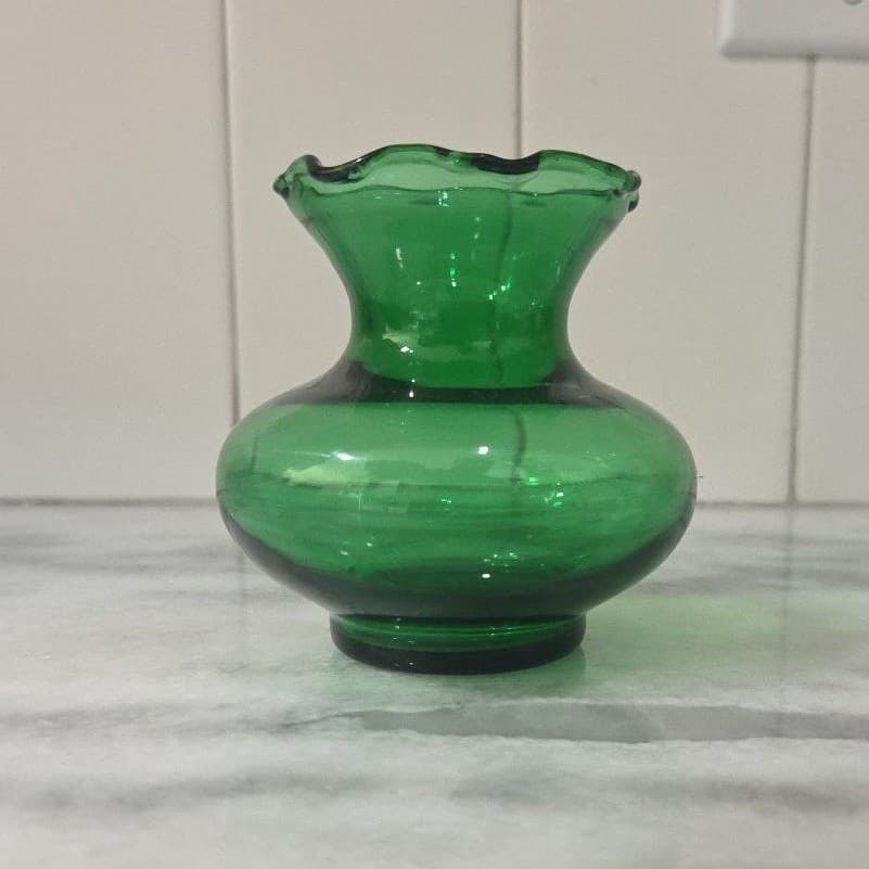 Anchor Hocking Emerald Green Glass Bud Vase, Vintage Ruffled Edge, Centerpiece - Thumbnail 4