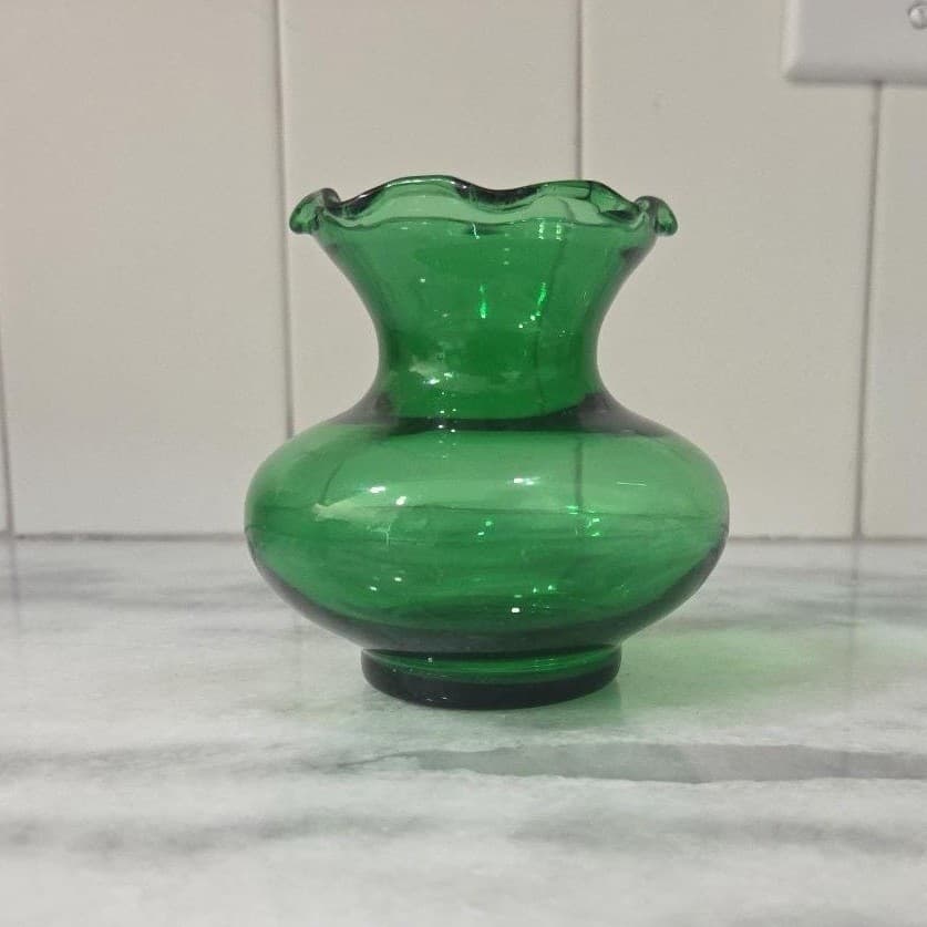 Anchor Hocking Emerald Green Glass Bud Vase, Vintage Ruffled Edge, Centerpiece - Thumbnail 3
