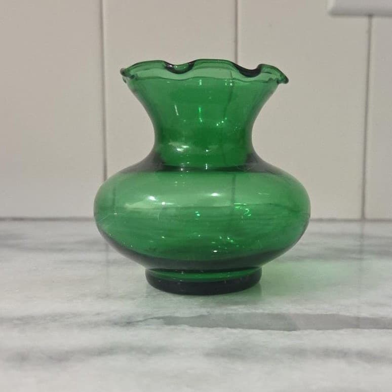 Anchor Hocking Emerald Green Glass Bud Vase, Vintage Ruffled Edge, Centerpiece - Thumbnail 2
