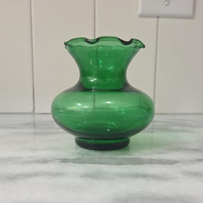 Anchor Hocking Emerald Green Glass Bud Vase, Vintage Ruffled Edge, Centerpiece - Thumbnail 5