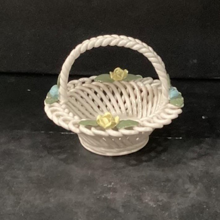 Capodimonte Style Porcelain Woven White Basket Applied Flowers Centerpiece Italy - Thumbnail 10