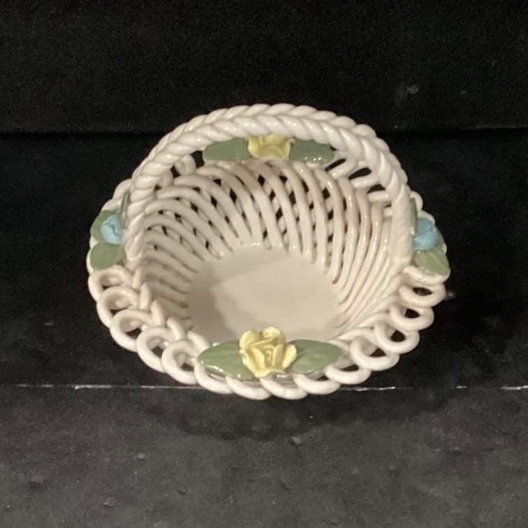 Capodimonte Style Porcelain Woven White Basket Applied Flowers Centerpiece Italy - Thumbnail 3