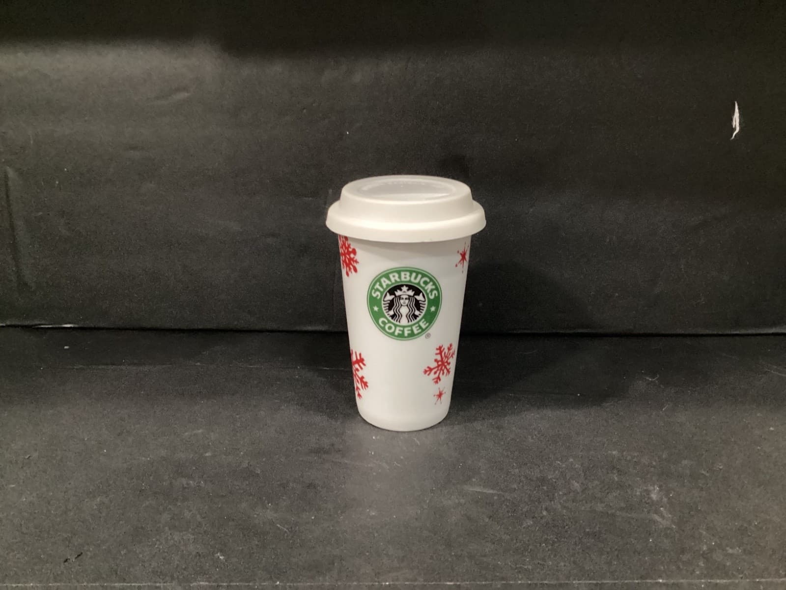 2010 Starbucks Coffee Travel Mug Ceramic Christmas Red Snowflakes with Lid