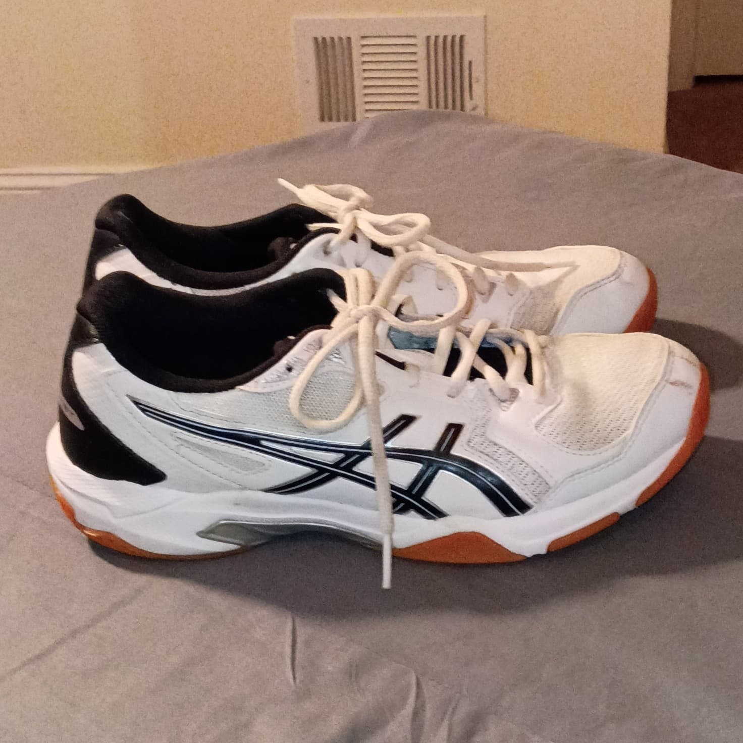 ASICS GEL-ROCKET Men’s Low Top Lace-Up Sneaker White/Black/Orange 1072A056 - Thumbnail 3