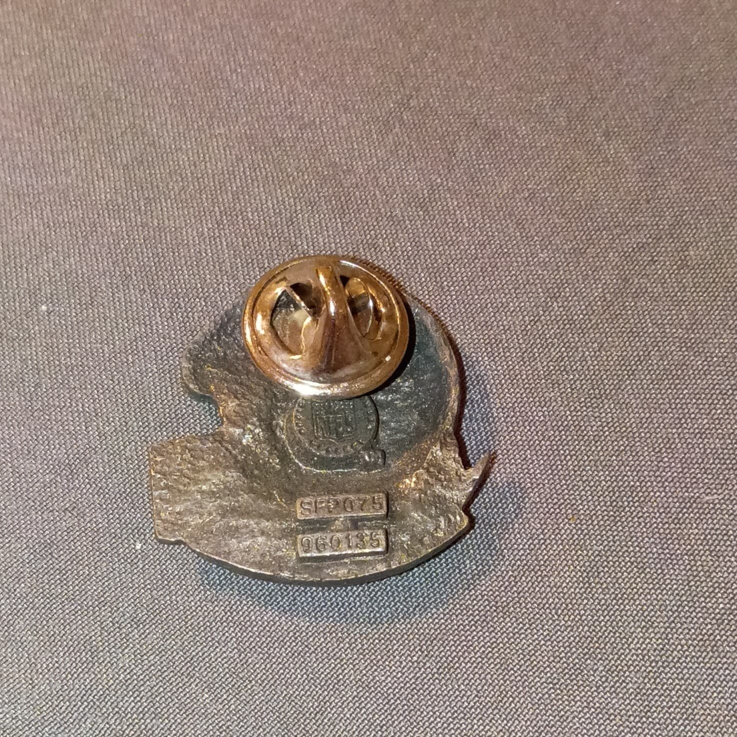 NFL vintage San Francisco 49er NFL Helmet Lapel Pinback Pin, Officially Licensed - Thumbnail 2