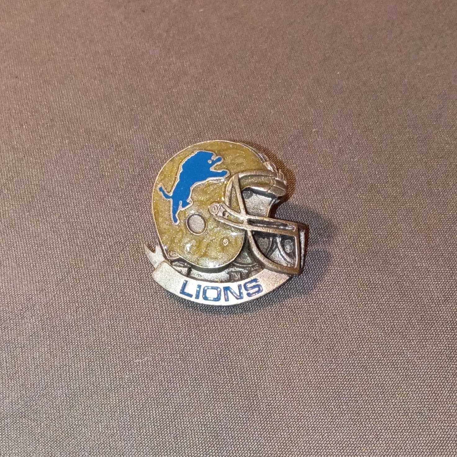 NFL vintage Detroit Lions Football Helmet Pinback Lapel Pin - Sport Theme