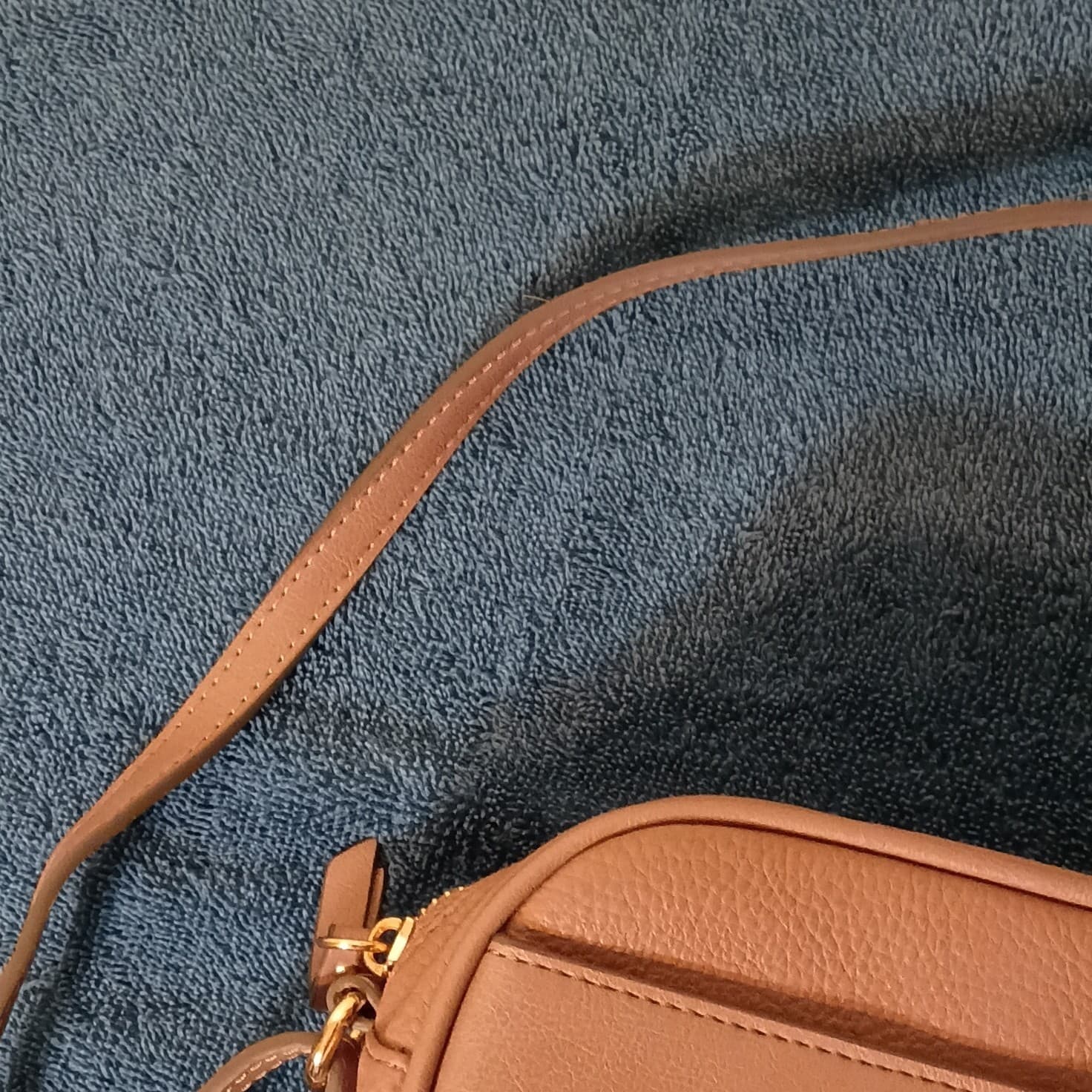 Fossil Rose Brown Pebbled Crossbody Bag Zip Closure Gold Hardware Key Charm - Thumbnail 4