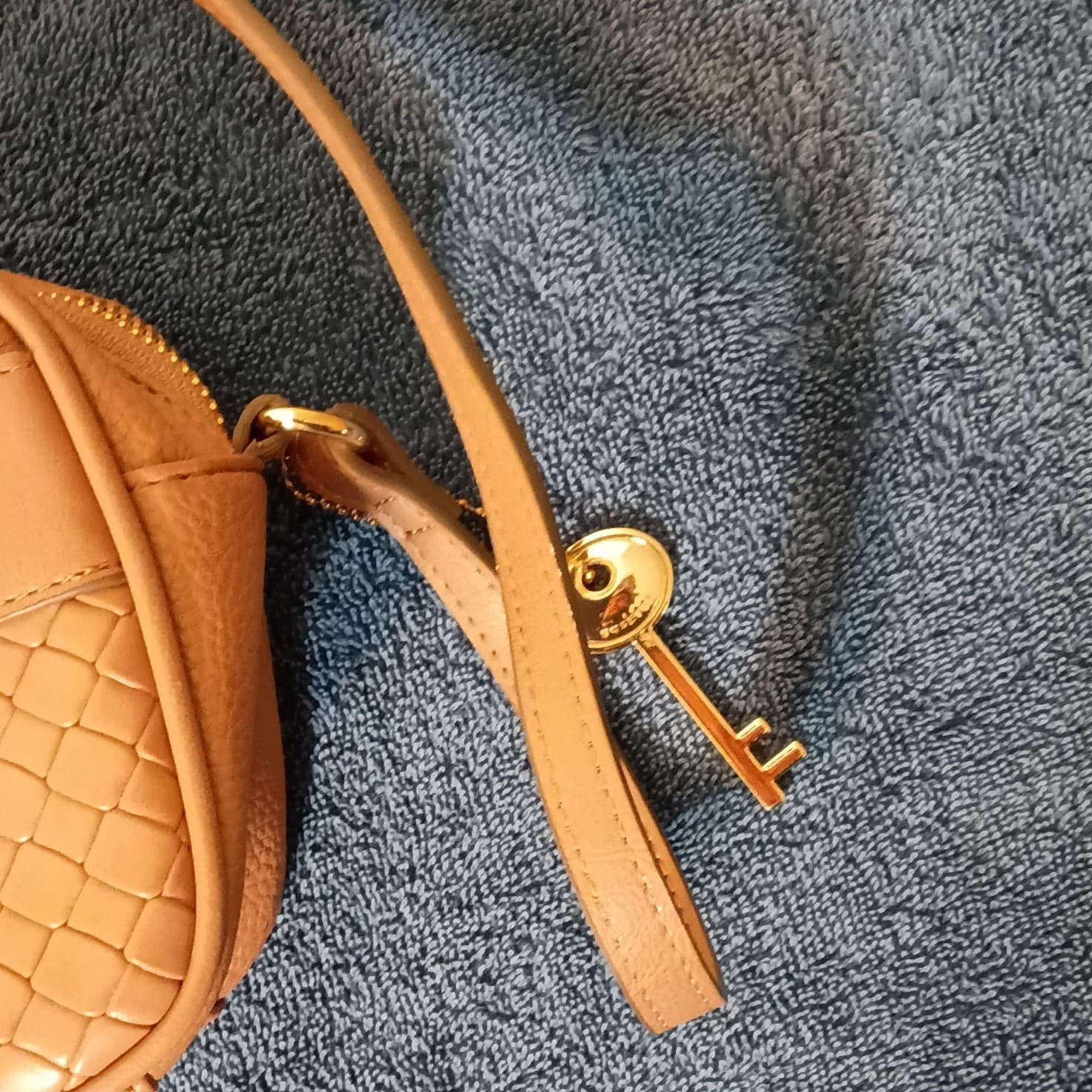 Fossil Rose Brown Pebbled Crossbody Bag Zip Closure Gold Hardware Key Charm - Thumbnail 6