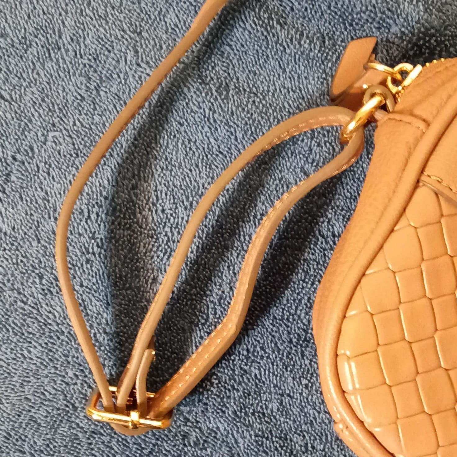 Fossil Rose Brown Pebbled Crossbody Bag Zip Closure Gold Hardware Key Charm - Thumbnail 3