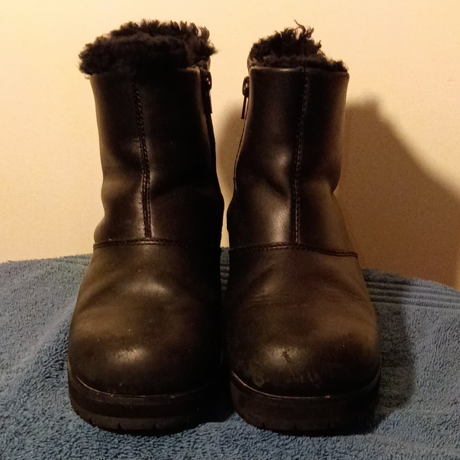UGG Black Leather Shearling Lined Ankle Bootie Zip Round Toe US 6 EU 37 - Thumbnail 2