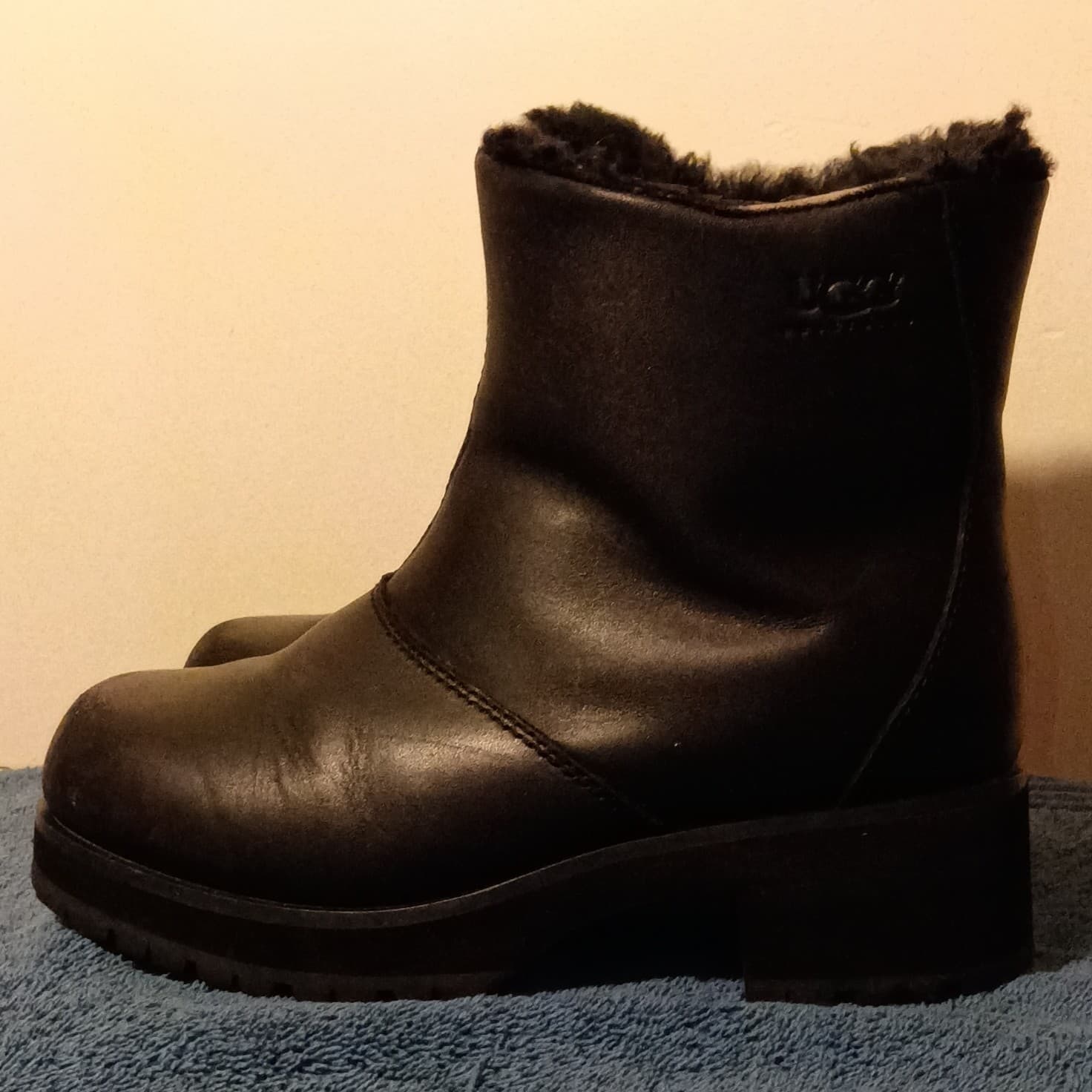 UGG Black Leather Shearling Lined Ankle Bootie Zip Round Toe US 6 EU 37 - Thumbnail 3