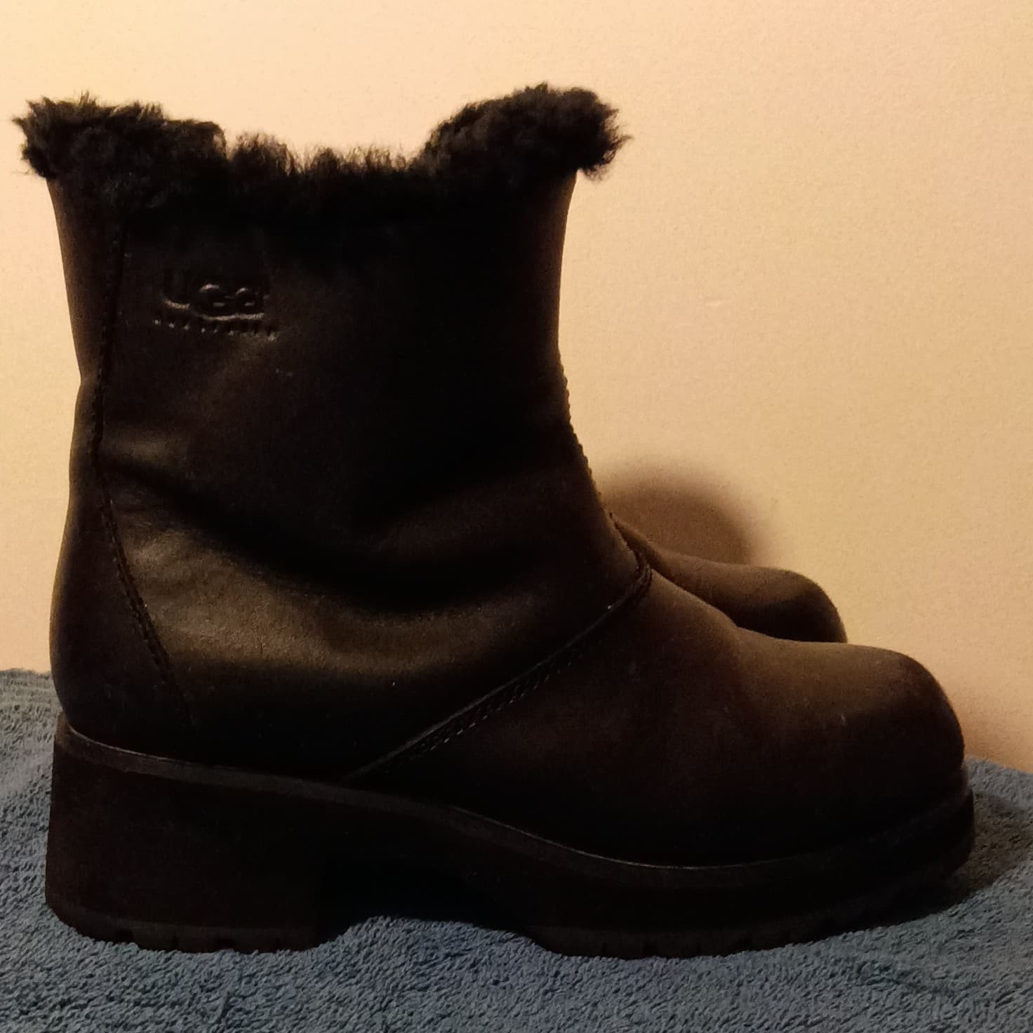 UGG Black Leather Shearling Lined Ankle Bootie Zip Round Toe US 6 EU 37 - Thumbnail 5