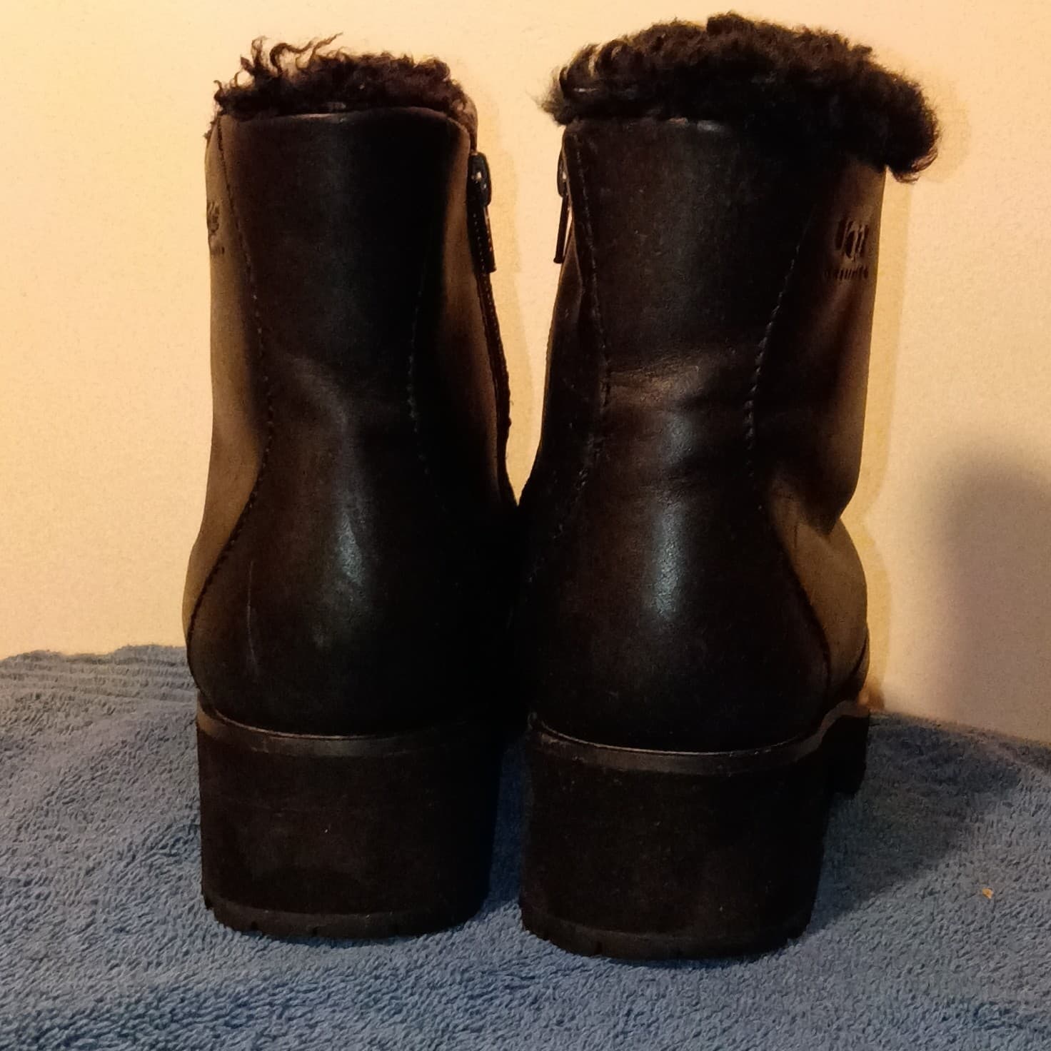 UGG Black Leather Shearling Lined Ankle Bootie Zip Round Toe US 6 EU 37 - Thumbnail 4