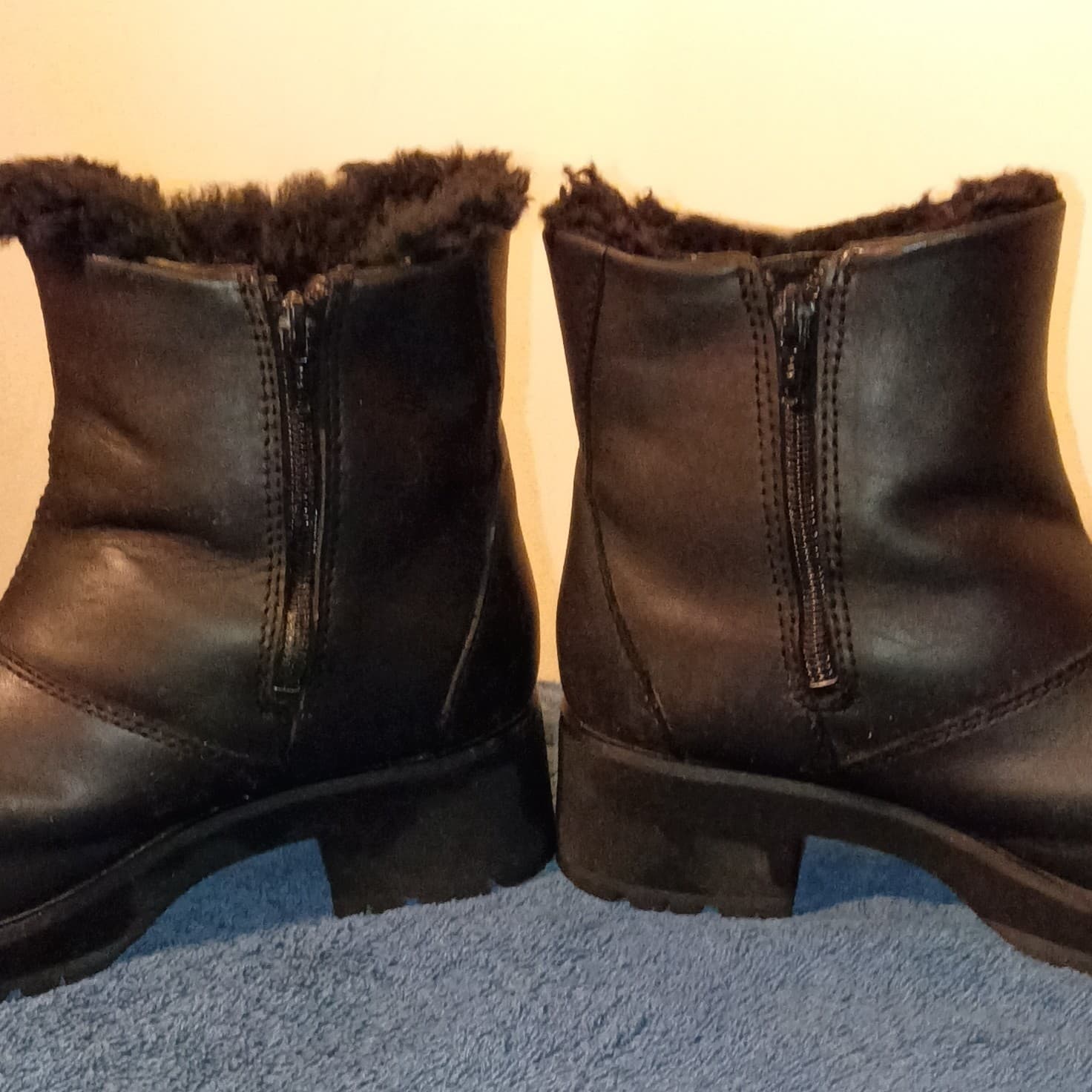UGG Black Leather Shearling Lined Ankle Bootie Zip Round Toe US 6 EU 37 - Thumbnail 8