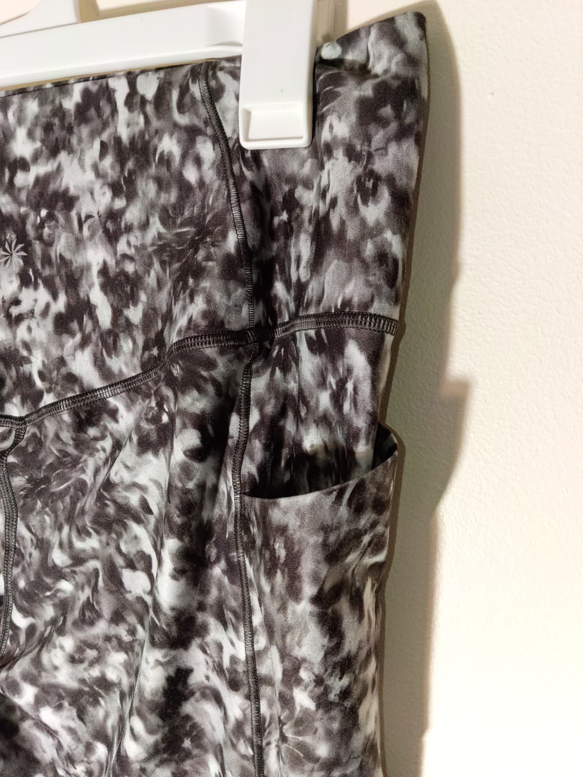 Athleta Salutation Stash 7/8 High Rise Floral Ankle Leggings Pockets Size 6 - Thumbnail 3