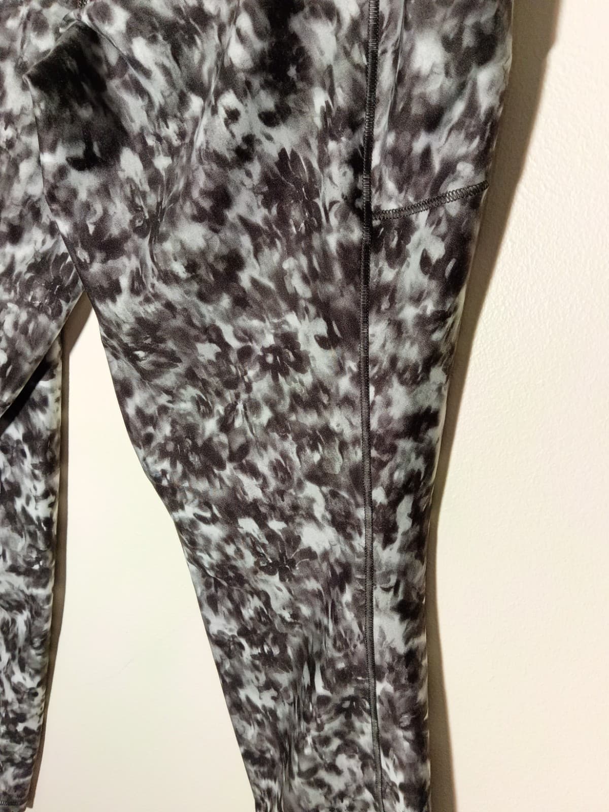 Athleta Salutation Stash 7/8 High Rise Floral Ankle Leggings Pockets Size 6 - Thumbnail 4