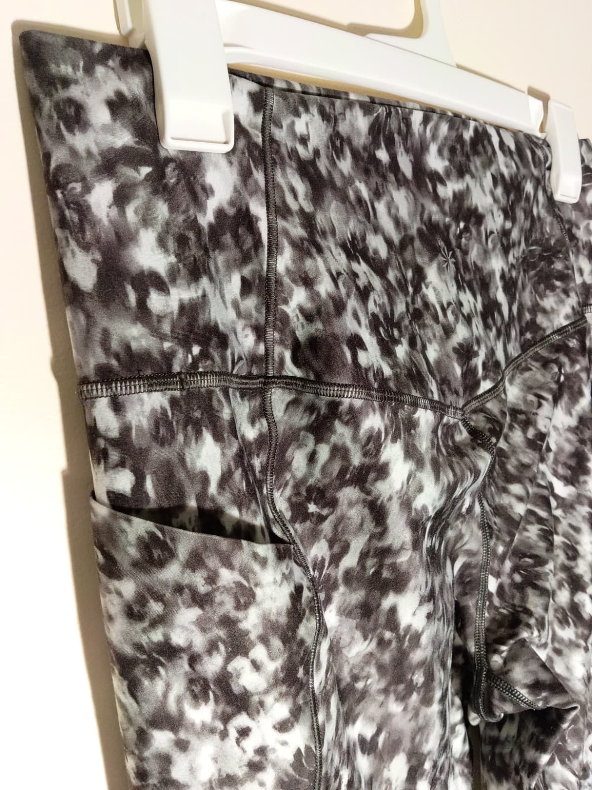 Athleta Salutation Stash 7/8 High Rise Floral Ankle Leggings Pockets Size 6 - Thumbnail 6