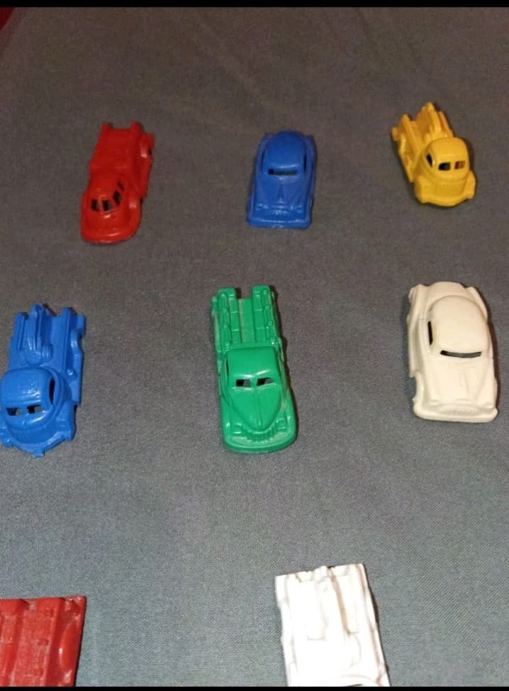 Lot of 16 Plastic Toy Cars Set, Multicolor Mixed Colors (Red Blue Green Yellow) - Thumbnail 4