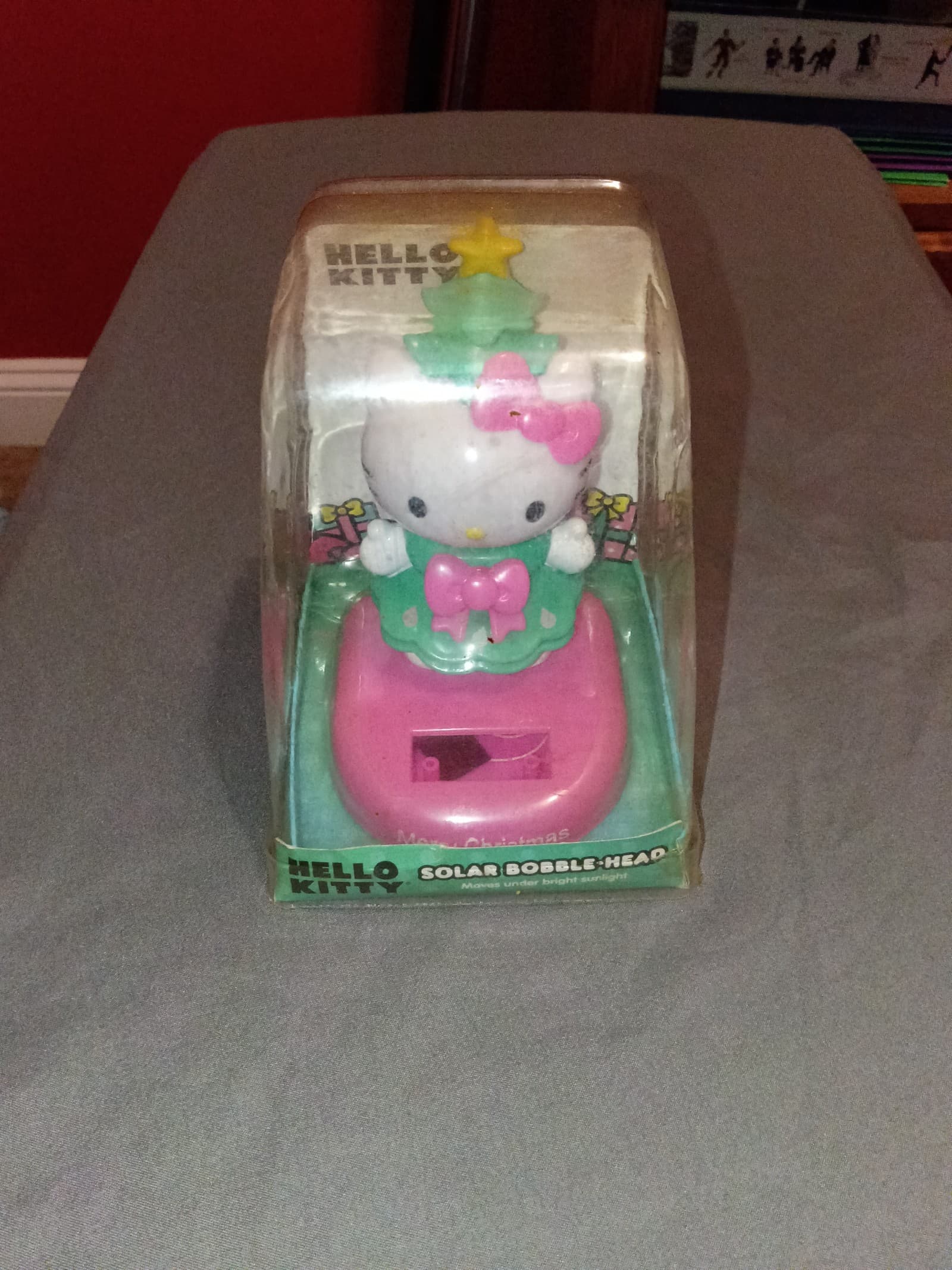 Hello kitty solar bobble head moves under bright sun light