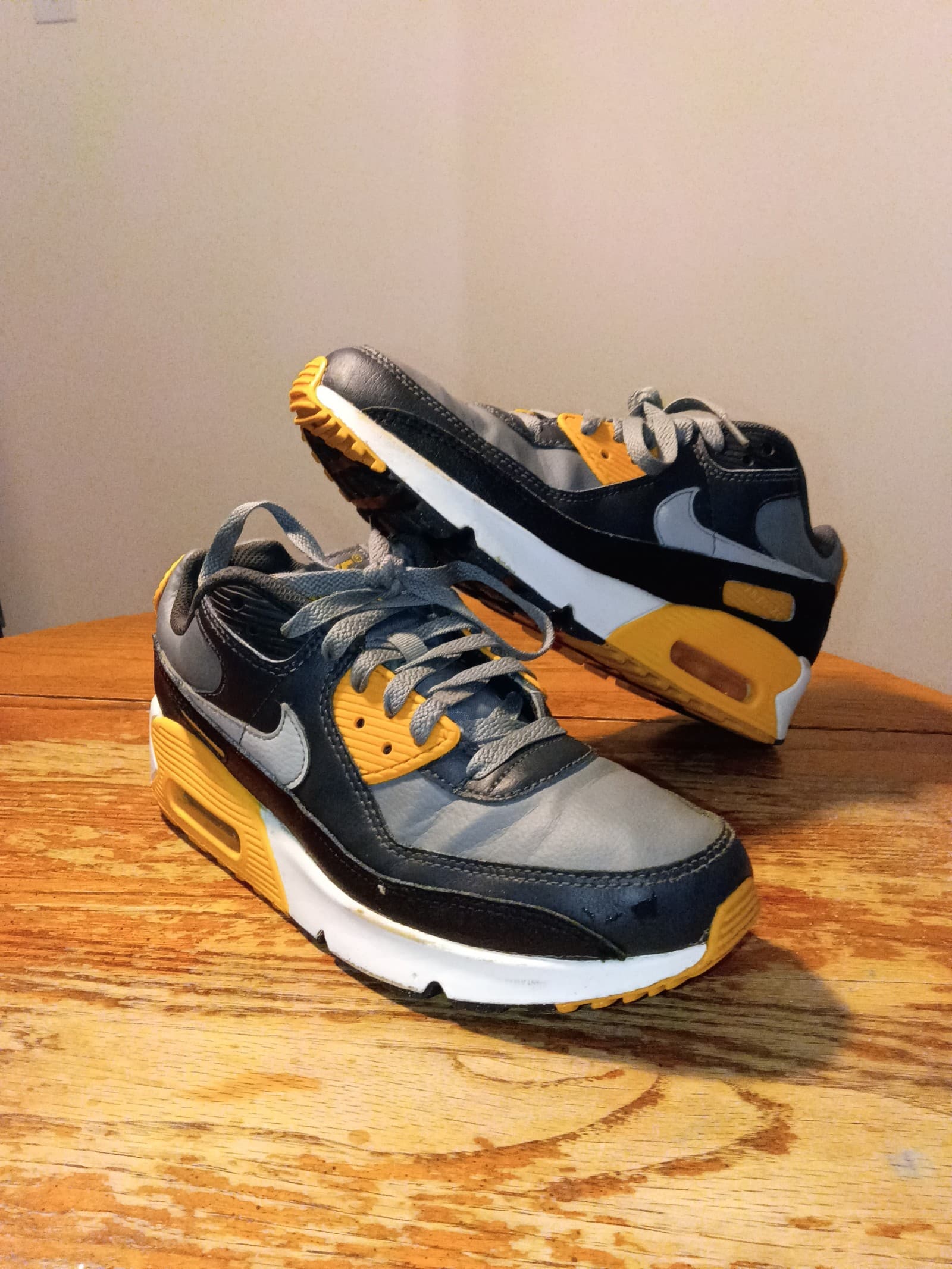 Nike Air max kids size 6Y black and yellow