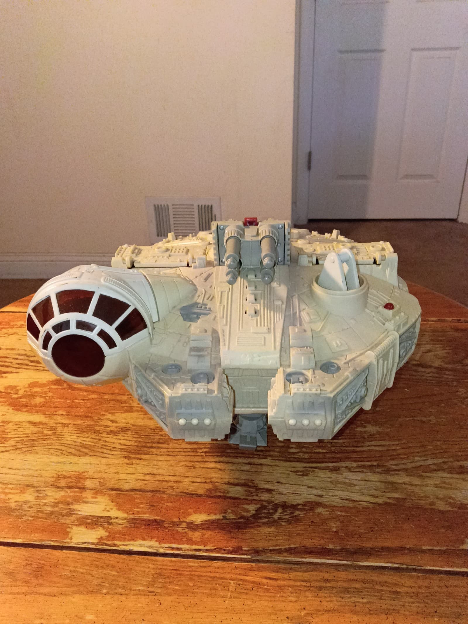 2001 Hasbro STAR WARS MILLENNIUM FALCON C-060A Vehicle/Ship Working Condition