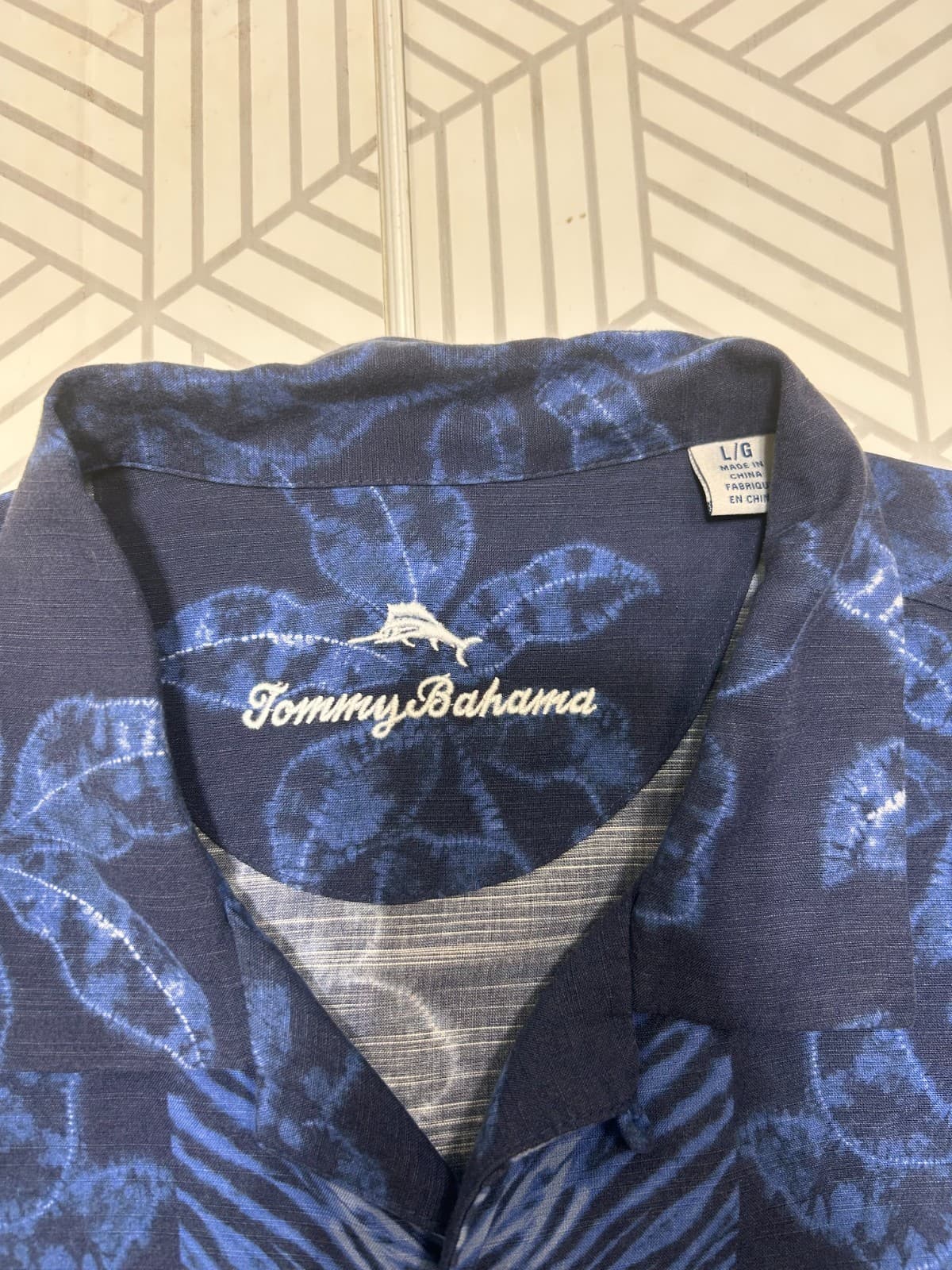 Tommy Bahama Artist Series Blue Floral Hawaiian Shirt Men's Size Large a1 - Thumbnail 2