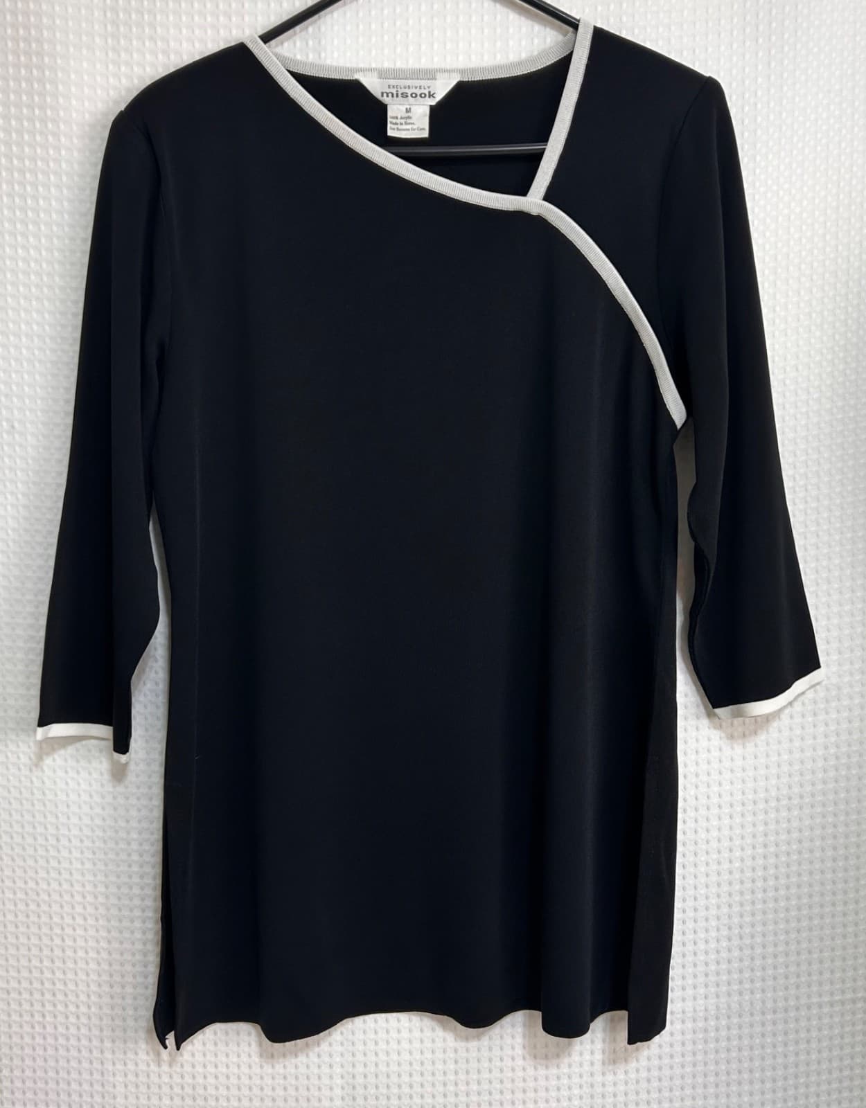 Exclusively Misook size M Black Stretch Knit White Trim Neckline Tunic Top d - Thumbnail 2