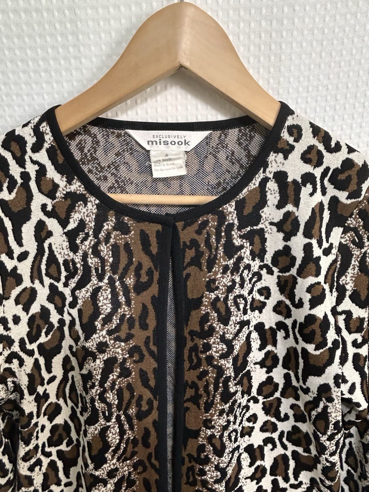 MISOOK Leopard Print Knit Clasp Front Cardigan Jacket Classic Chic SMALL EUC g - Thumbnail 3